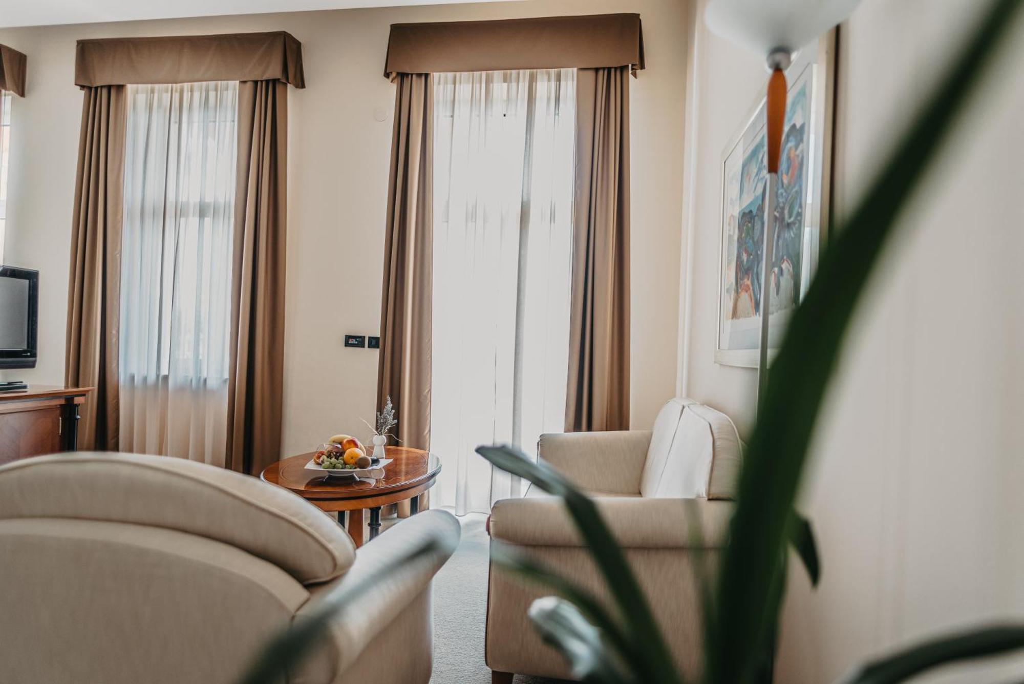 Luxury Double Room with Balcony and Sea View